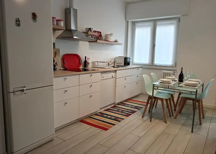 The Boulevard Alcove, Semi-central&quiet Suite, With Balcony! לקו