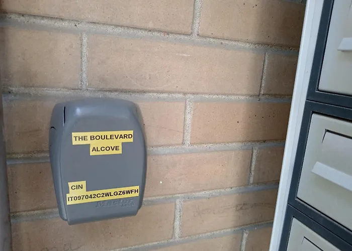 The Boulevard Alcove, Semi-central&quiet Suite, With Balcony! לקו