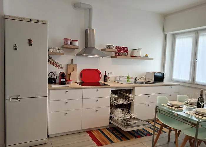 The Boulevard Alcove, Semi-central&quiet Suite, With Balcony! לקו