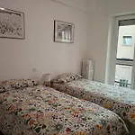 דירה The Boulevard Alcove, Semi-central&quiet Suite, With Balcony! לקו